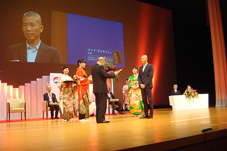 Cai Guo-Qiang being handed the 20th Fukuoka Prize. Photo by Hong Hong Wu, courtesy Cai Studio