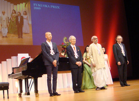 Cai Guo-Qiang on stage with ___, ___, and ____ at the 20th Fukuoka Prize Ceremony. Photo by Hong Hong Wu, Courtesy Cai Studio